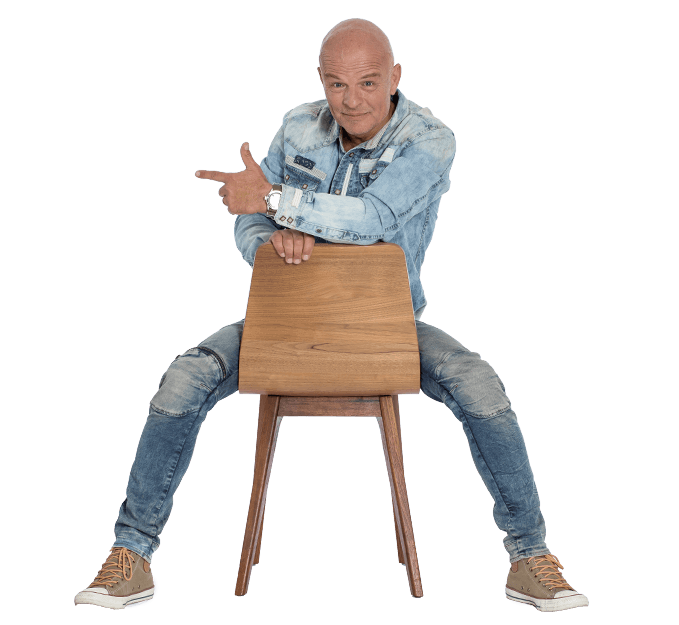 Stephan Lehmann auf einem Stuhl